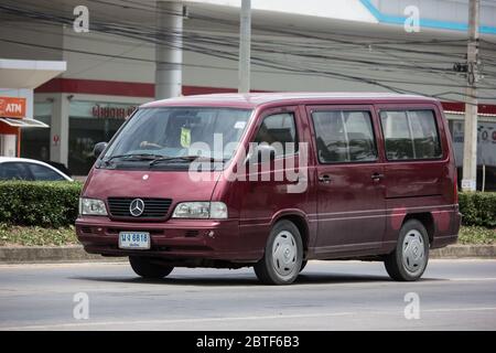 Chiangmai, Thailand - Mai 19 2020: Privater Benz MB140D Van. Auf der Straße Nr. 1001, 8 km von Chiangmai Stadt. Stockfoto