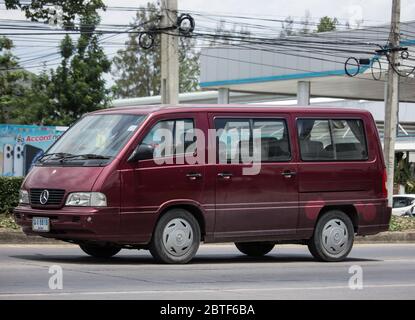 Chiangmai, Thailand - Mai 19 2020: Privater Benz MB140D Van. Auf der Straße Nr. 1001, 8 km von Chiangmai Stadt. Stockfoto