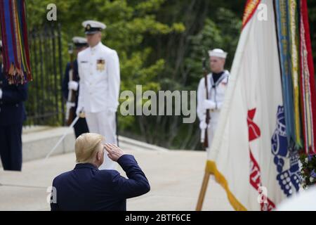 Arlington, Vereinigte Staaten Von Amerika. Mai 2020. US-Präsident Donald J. Trump begrüßt, als er und die First Lady Melania Trump am Montag, den 25. Mai 2020, an einer Trauerfeier am Grab der Unbekannten Soldaten auf dem Nationalfriedhof Arlington in Arlington, Virginia, erinnern.Quelle: Chris Kleponis/Pool via CNP *** Local Caption *** BSMID4992944 weltweit nutzen Quelle: dpa/Alamy Live News Stockfoto