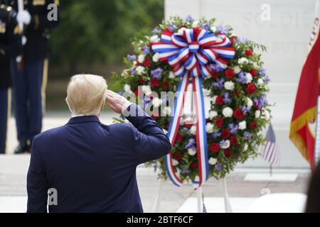 Arlington, Vereinigte Staaten Von Amerika. Mai 2020. US-Präsident Donald J. Trump begrüßt, als er und die First Lady Melania Trump am Montag, den 25. Mai 2020, an einer Trauerfeier am Grab der Unbekannten Soldaten auf dem Nationalfriedhof Arlington in Arlington, Virginia, erinnern.Quelle: Chris Kleponis/Pool via CNP *** Local Caption *** BSMID4992950 - Nutzung weltweit Credit: dpa/Alamy Live News Stockfoto