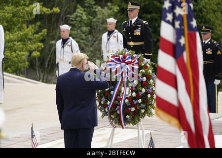 Arlington, Vereinigte Staaten Von Amerika. Mai 2020. US-Präsident Donald J. Trump begrüßt, als er und die First Lady Melania Trump am Montag, den 25. Mai 2020, an einer Trauerfeier am Grab der Unbekannten Soldaten auf dem Nationalfriedhof Arlington in Arlington, Virginia, erinnern.Quelle: Chris Kleponis/Pool via CNP *** Local Caption *** BSMID4992946 Verwendung weltweit Credit: dpa/Alamy Live News Stockfoto