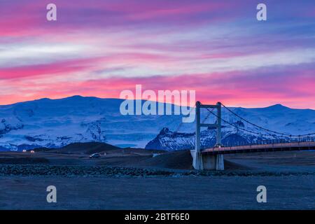 Jokulsarlon Brücke in der Nähe des Breiðamerkurjökull Gletschers und der Gletscherlagune entlang der Südküste Islands Stockfoto