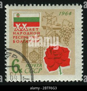 RUSSLAND - UM 1964: Briefmarke gedruckt von Russland, zeigt Rote Rose und Bulgarien Flagge, um 1964. Stockfoto