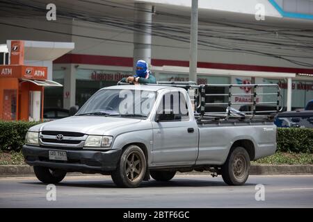 Chiangmai, Thailand - Mai 19 2020: Privater Toyota Hilux Tiger Pickup Truck. Auf der Straße Nr. 1001 8 km von Chiangmai Stadt. Stockfoto