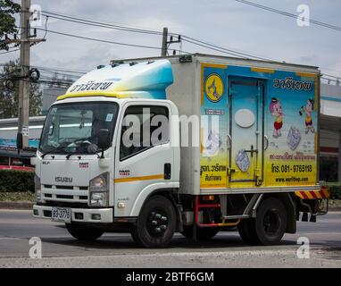 Chiangmai, Thailand - Mai 19 2020: Cold Container Truck für den Eistransport. Foto an der Straße Nr. 121 ca. 8 km von der Innenstadt Chiangmai, thailand. Stockfoto