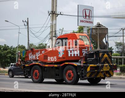 Chiangmai, Thailand - Mai 19 2020: TADANO Crane Truck der Nim See Seng Company. Foto an der Straße Nr. 121 ca. 8 km von der Innenstadt Chiangmai, thailand. Stockfoto