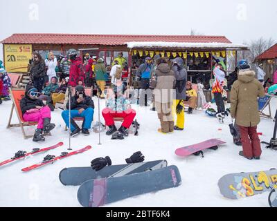 GREVENA, GRIECHENLAND - 24. MÄRZ 2018: Skigebiet Vasilitsa mit Schnee und Menschen auf der Piste bei bewölktem Wetter Stockfoto