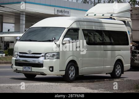 Chiangmai, Thailand - Mai 19 2020: Privater Toyota Pendler-Van. Foto an der Straße Nr. 121 ca. 8 km von der Innenstadt Chiangmai thailand. Stockfoto