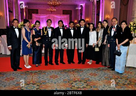 Ihre Königliche Hoheit Prinzessin Uboltrana Mahidol und die Gewinner der Thailand Green Excellence Awards 2009 ...auf dem World Travel Market .am Abend veranstaltete die Prinzessin ein Gala-Dinner gesponsert von T.A.T Tourism von Thailand . Das Gala-Dinner wurde von Tourism of Thailand im Dorchester Hotel, Park Lane im Ballsaal veranstaltet, wo es Aufführungen von Thai-Tanz und Gesang gab, um die Gäste zu unterhalten. Stockfoto