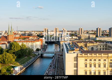 Stadtbild der Berliner Innenstadt mit modernen Skylines und Turm der Nikolaikirche bei Sonnenuntergang. Luftaufnahme vom Berliner Dom. Stockfoto