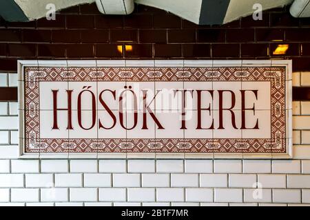 Budapest, UNGARN - 15. FEBRUAR 2015 - Hosok tere - Heldenplatz - U-Bahn-Station Stockfoto