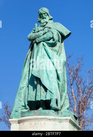 Budapest, UNGARN - 15. FEBRUAR 2015 - Statue von König Bela IV. Auf dem Heldenplatz, Budapest, Ungarn Stockfoto