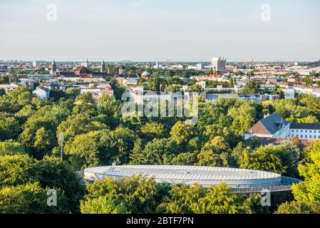 Panorama-Blick auf Berlin, Blick von der Spitze der Berliner Siegessäule im Tiergarten, Berlin, mit modernen Skylines und grünem Wald. Stockfoto