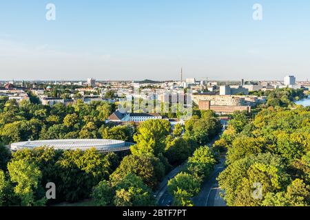 Panorama-Blick auf Berlin, Blick von der Spitze der Berliner Siegessäule im Tiergarten, Berlin, mit modernen Skylines und grünem Wald. Stockfoto