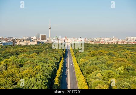 Panorama-Blick auf Berlin, Blick von der Spitze der Berliner Siegessäule im Tiergarten, Berlin, mit modernen Skylines und grünem Wald. Stockfoto