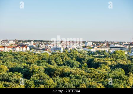 Panorama-Blick auf Berlin, Blick von der Spitze der Berliner Siegessäule im Tiergarten, Berlin, mit modernen Skylines und grünem Wald. Stockfoto