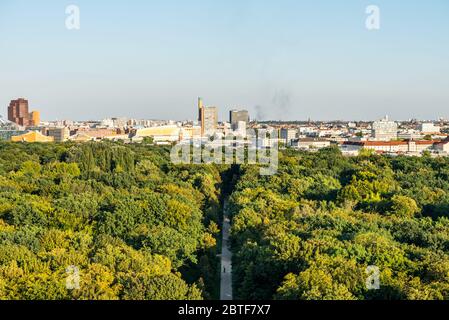 Panorama-Blick auf Berlin, Blick von der Spitze der Berliner Siegessäule im Tiergarten, Berlin, mit modernen Skylines und grünem Wald. Stockfoto