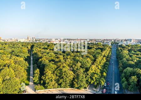 Panorama-Blick auf Berlin, Blick von der Spitze der Berliner Siegessäule im Tiergarten, Berlin, mit modernen Skylines und grünem Wald. Stockfoto