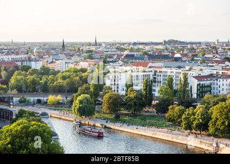 Stadtbild der Berliner Innenstadt mit modernen Skylines am Ufer der Spree und Kirchtürmen bei Sonnenuntergang. Luftaufnahme vom Berliner Dom Stockfoto