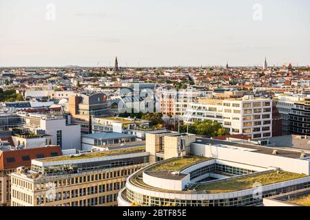 Stadtbild der Berliner Innenstadt mit modernen Skylines und Kirchtürmen unter Sonnenuntergang. Luftaufnahme vom Berliner Dom. Stockfoto