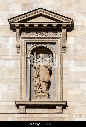 Statue in einer Nische der St. Stephans Basilika in Budapest, Ungarn Stockfoto