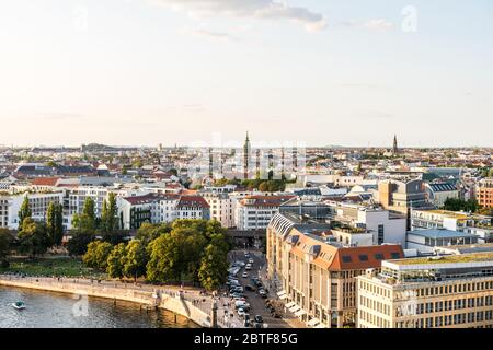 Stadtbild der Berliner Innenstadt mit modernen Skylines am Ufer der Spree und Kirchtürmen bei Sonnenuntergang. Luftaufnahme vom Berliner Dom Stockfoto