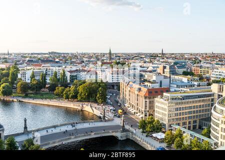 Stadtbild der Berliner Innenstadt mit modernen Skylines am Ufer der Spree und Kirchtürmen bei Sonnenuntergang. Luftaufnahme vom Berliner Dom Stockfoto