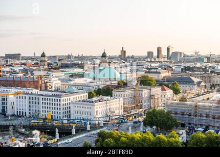 Stadtbild der Berliner Innenstadt mit modernen Skylines und Kirchtürmen unter Sonnenuntergang. Luftaufnahme vom Berliner Dom. Stockfoto