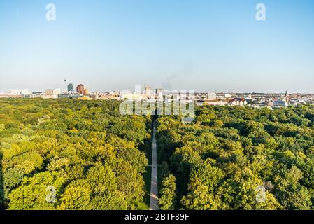 Panorama-Blick auf Berlin, Blick von der Spitze der Berliner Siegessäule im Tiergarten, Berlin, mit modernen Skylines und grünem Wald. Stockfoto