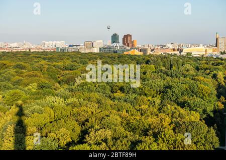 Panorama-Blick auf Berlin, Blick von der Spitze der Berliner Siegessäule im Tiergarten, Berlin, mit modernen Skylines und grünem Wald. Stockfoto