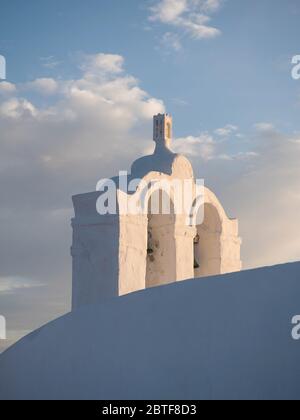 Traditionelle Dachterrasse der kleinen Kirche in Santorini in den kykladen, Griechenland Stockfoto