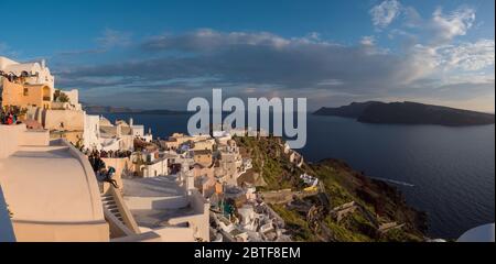 SANTORINI, GRIECHENLAND - 13. APRIL 2017: Die Menschen beobachten den Sonnenuntergang auf Santorini in den Kykladen, Griechenland Stockfoto