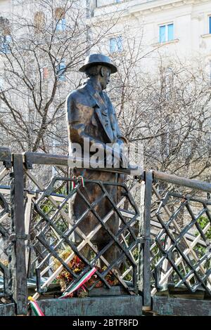 Budapest, UNGARN - 15. FEBRUAR 2015 - Statue von Imre Nagy auf einer Brücke Stockfoto