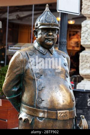 Budapest, UNGARN - 15. FEBRUAR 2015 - die Polizist-Statue in der Zryinyi Straße Stockfoto