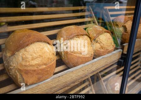 Vitrine Regal mit runden Broten in der Bäckerei. Nahaufnahme Stockfoto