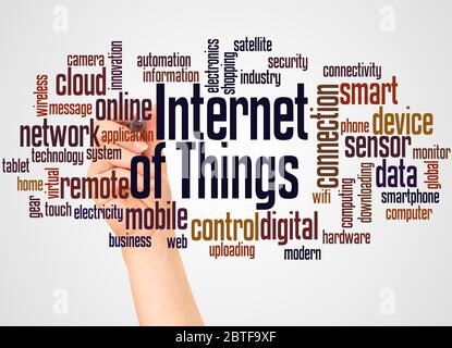 Internet der Dinge Wort Wolke und Hand mit Marker Konzept auf Internet der Dinge im Auto. Stockfoto