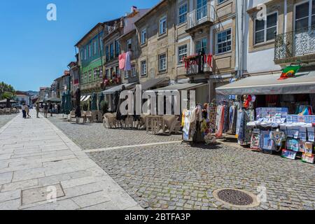 Touristengeschäfte an der Straße Dom Paio Mendes, Braga, Minho, Portugal Stockfoto