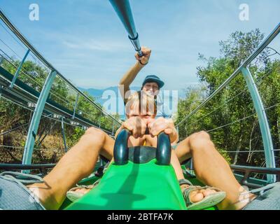 Vater und Sohn auf der Alpinen Achterbahn Stockfoto