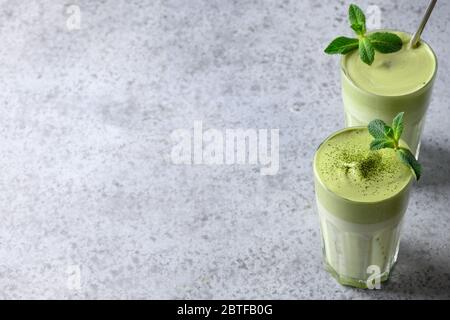 Zwei Gläser Dalgona Matcha Tee. Nahaufnahme. Platz für Text. Blick von oben. Stockfoto