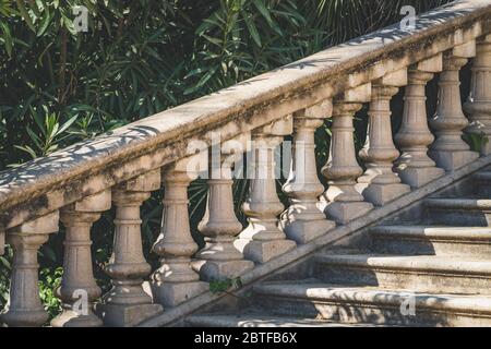 Steinbalustrade im neoklassischen Stil am Nachmittag Stockfoto