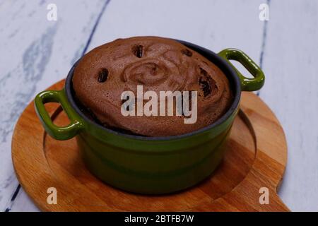 Gebackener Schokoladenfondant in einer Metallschale auf rustikale Weise Stockfoto