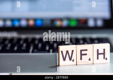 WFH-Briefe auf einem Laptop bedeutet, von zu Hause aus zu arbeiten. Computer und das Internet ermöglichen es den Mitarbeitern, Remote zu arbeiten und so eine Veränderung am Arbeitsplatz zu bewirken. Stockfoto