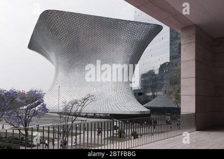 Berühmtes Soumaya Museum in Mexiko-Stadt, Blick vom Jumex Museum Stockfoto