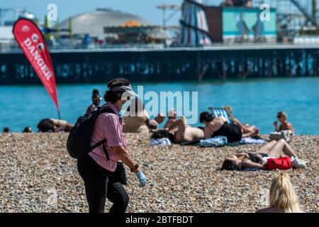 Brighton, Großbritannien. Mai 2020. Es ist sonnig und die Menschen kommen an den Strand und die Küste von Brighton, während der Feiertage Montag. Es ist zwar viel los, aber es gibt immer noch viel Raum für soziale Distanz. Die Lockdown-Funktion für den Ausbruch des Coronavirus (Covid 19) wird fortgesetzt. Kredit: Guy Bell/Alamy Live News Stockfoto
