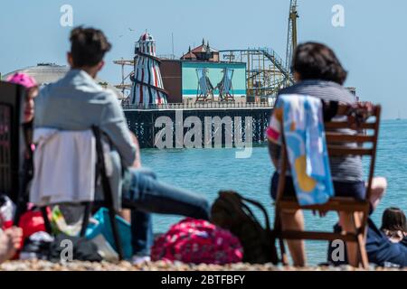 Brighton, Großbritannien. Mai 2020. Es ist sonnig und die Menschen kommen an den Strand und die Küste von Brighton, während der Feiertage Montag. Es ist zwar viel los, aber es gibt immer noch viel Raum für soziale Distanz. Die Lockdown-Funktion für den Ausbruch des Coronavirus (Covid 19) wird fortgesetzt. Kredit: Guy Bell/Alamy Live News Stockfoto