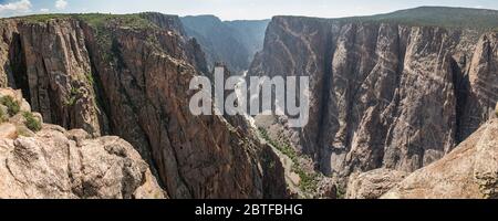 Panoramabild der Painted Wall im Black Canyon des Gunnison National Park, Colorado, USA Stockfoto