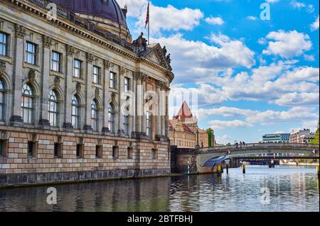 Berlin, Deutschland - 26. April 2020: Blick auf das Bode-Museum auf der Museumsinsel Berlin mit der Spree im Vordergrund. Stockfoto