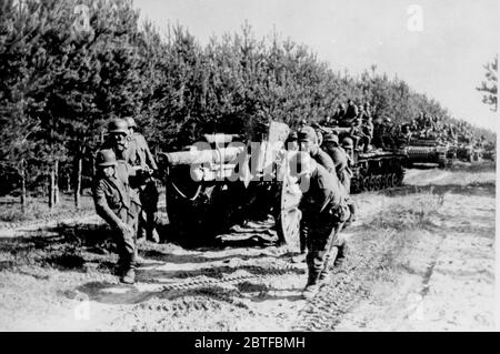 Artillerie und Panzer Vormarsch Barbarossa - Deutsche Invasion Russlands, 1941 - 15. Division der Thüringer-Kurhessen Division Stockfoto