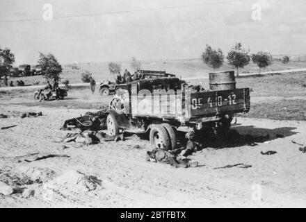 Russische Kriegsgefangene auf der Zulwa-Slonim-Autobahn. Operation Barbarossa - Deutsche Invasion Russlands, 1941 - 15. Division der Thüringer-Kurhessen Division Stockfoto