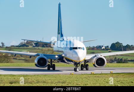 Cork Airport, Irland - 23. Februar 2016: Ryanair-Flugzeuge Rollen auf der Start- und Landebahn vor dem Start. Stockfoto